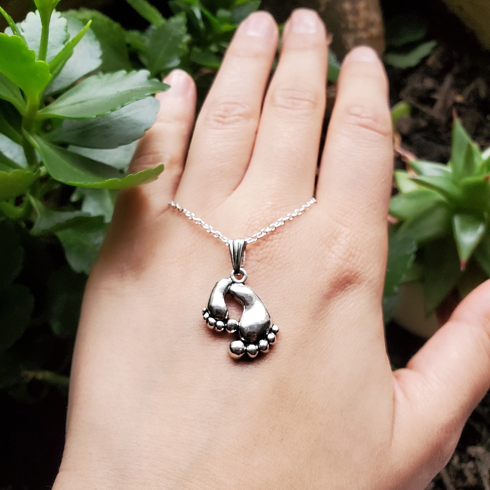 NWOT Little Feet Necklace - Picture 8 of 12